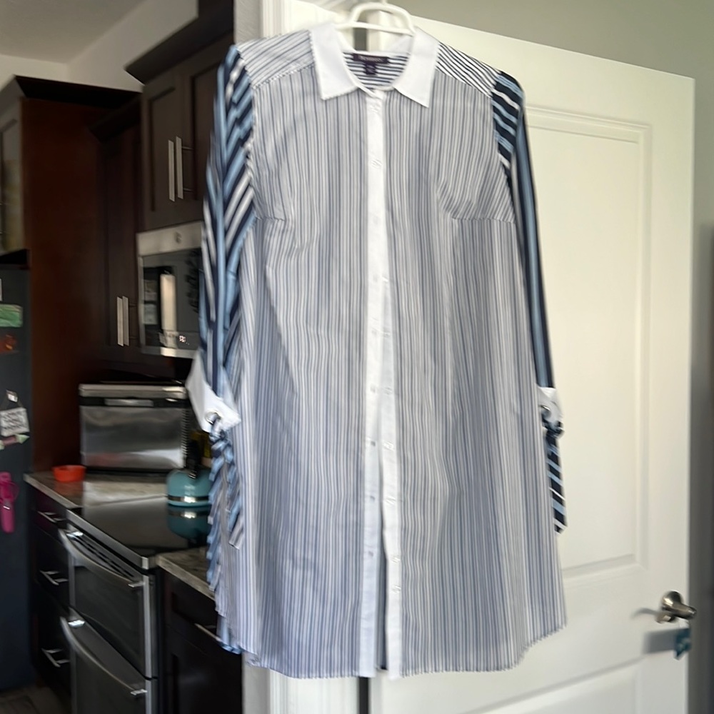 Short dress with contrasting stripes and white cuffs with ties